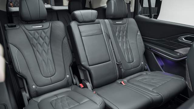 Места на втором ряду с запасом, половинки дивана можно двигать, а наклон спинок регулировать. Сам диван оснащен подогревом