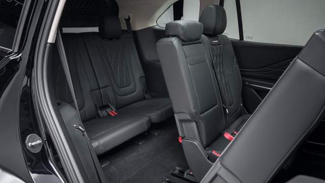 На заднем ряду без проблем поместятся двое взрослых