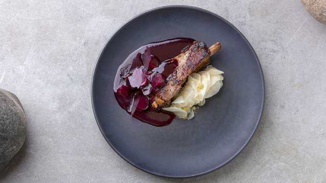 Томленое ребро кабана с салатом из корня сельдерея и семян настурции