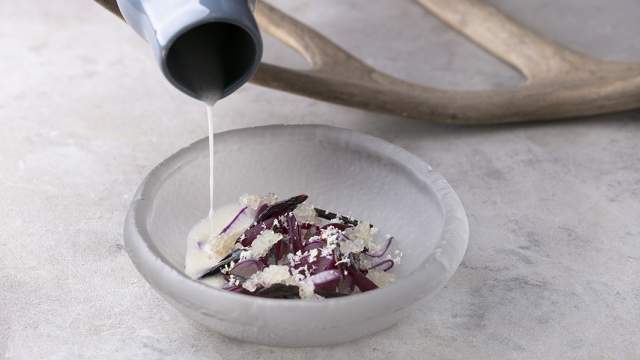 Корнеплоды с икрой палтуса и заправкой на основе сыворотки