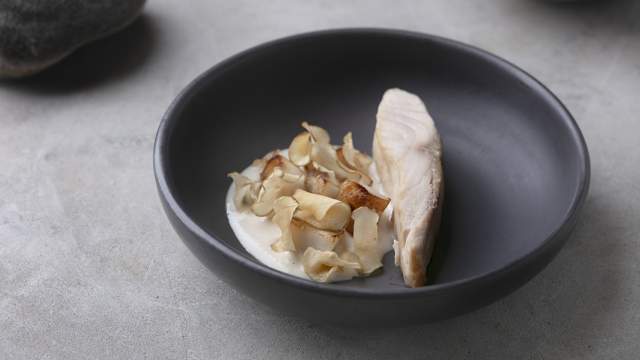 Корнеплоды с икрой палтуса и заправкой на основе сыворотки