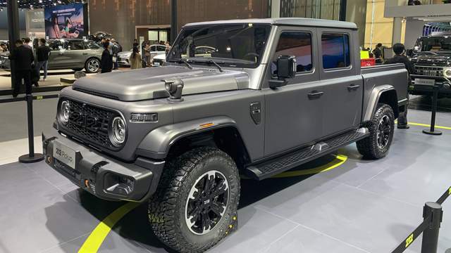 …вторая – построена на удлиненном шасси