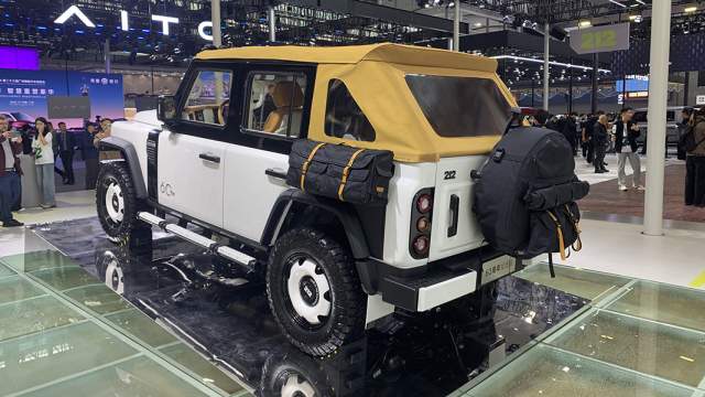 BAW показал две версии пикапа, построенные на базе внедорожника 212. Одна из них отличается мягкой матерчатой крышей…