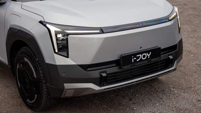 В базовой комплектации предлагаются 17-дюймовые колеса, в остальных — 18-дюймовые. На легкосплавный диск надет пластиковый аэродинамический колпак.