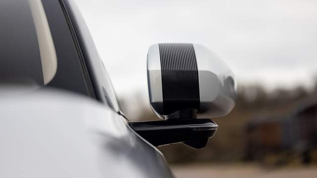 В ножки зеркал встроены камера и указатель поворота