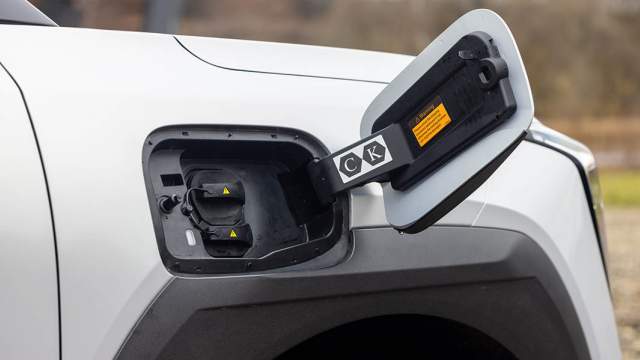 В переднем крыле размещен зарядный порт формата CCS2/TYPE2