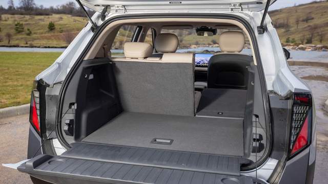 Заявленный объем багажника более 500 литров, спинки задних сидений складываются в горизонт