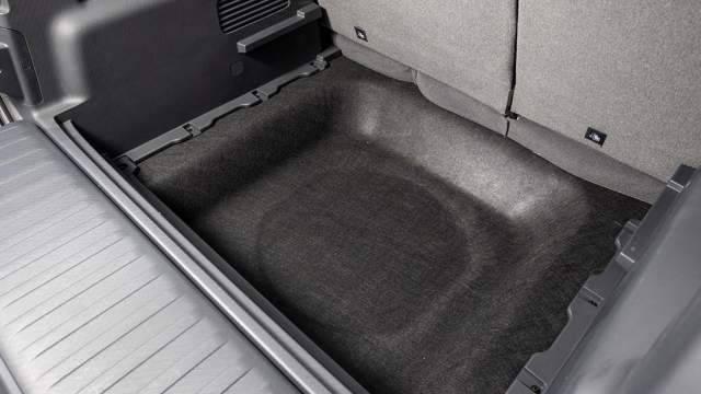 Полик можно установить ниже, есть место под докатку, но в оснащении машины ее нет