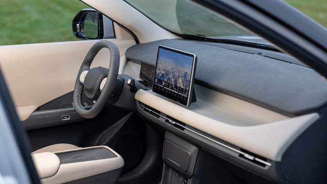 Физических кнопок минимум, за переключение режимов движения отвечает правый рычажок. В консоль встроен ящик с крышкой