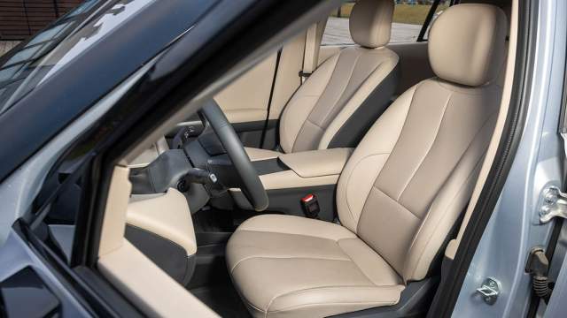 Передние сиденья снабжены электроприводом и подогревом, а водительское — вентиляцией