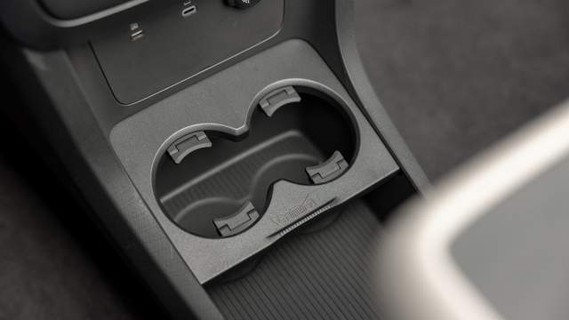 В нижнем отсеке есть выдвижные подстаканники