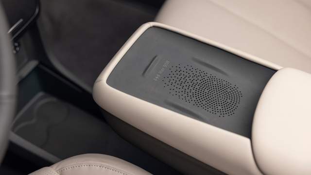 На подлокотнике размещена площадка с беспроводной зарядкой, из нее выдвигается еще один подстаканник