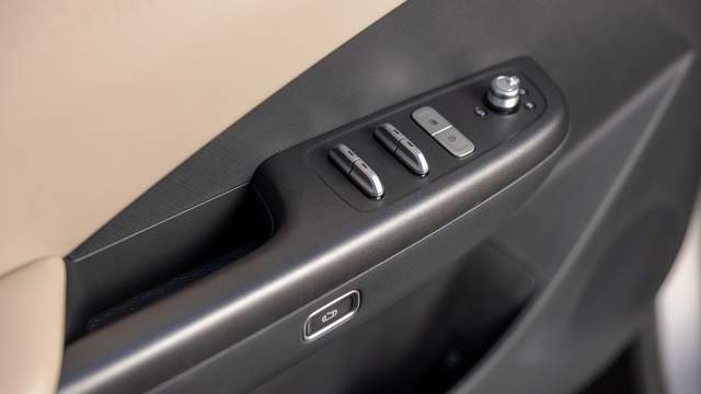 Замки дверей открываются кнопками. Сохранен традиционный блок настройки боковых зеркал