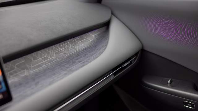 На передней панели есть удобная полочка, вокруг много мягких материалов