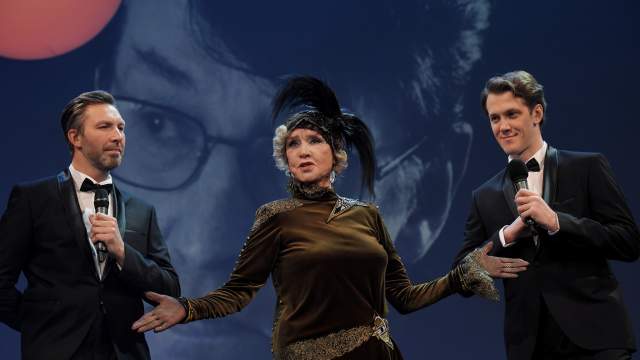 Актеры Алексей Рахманов, Вера Алентова и Игорь Теплов (справа) в сцене из спектакля «Всё о нашем доме» в постановке режиссера Евгения Писарева на сцене Московского драматического театра имени А. С. Пушкина в Москве. 2019 год