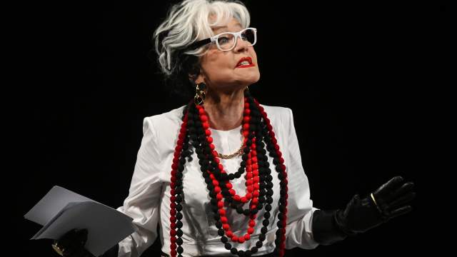 Актриса Вера Алентова в роли Хелены Рубинштейн в сцене спектакля-бенефиса Веры Алентовой «Мадам Рубинштейн» в постановке художественного руководителя театра Евгения Писарева, приуроченного к 80-летию народной артистки России, в Театре им. Пушкина в Москве. 2022 год