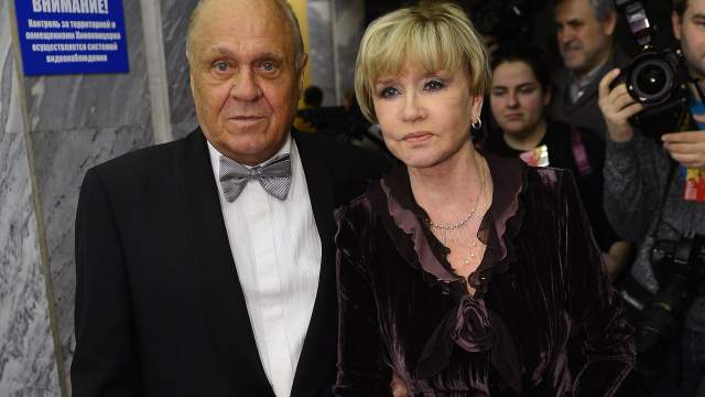 Режиссер Владимир Меньшов с супругой Верой Алентовой на XII Торжественной церемонии вручения Национальной премии в области кинематографии «Золотой Орел» на киностудии «Мосфильм». 2014 год