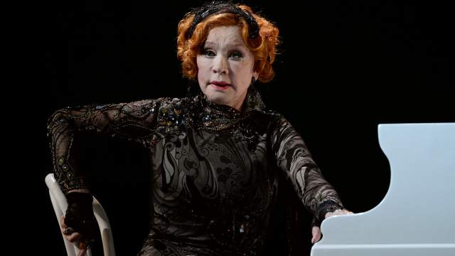 Вера Алентова в роли Джудит Блисс на прогоне спектакля по пьесе Ноэля Коуарда «Сенная лихорадка» в постановке Евгения Писарева на сцене Московского драматического театра имени А.С. Пушкина. 2017 год