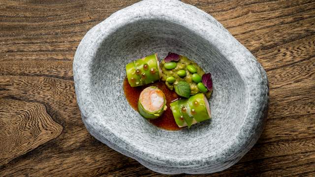 Краб в стручках горошка с креветкой