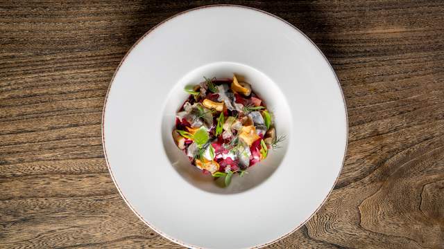 Винегрет с килькой, маринованными шиитаке и икрой палтуса