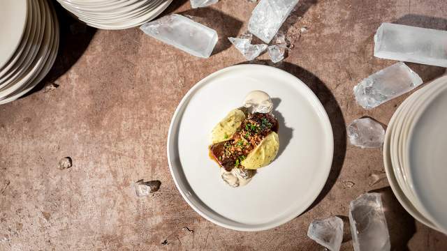 Беф бургиньон с трюфельным пармантье и соусом из сморчков