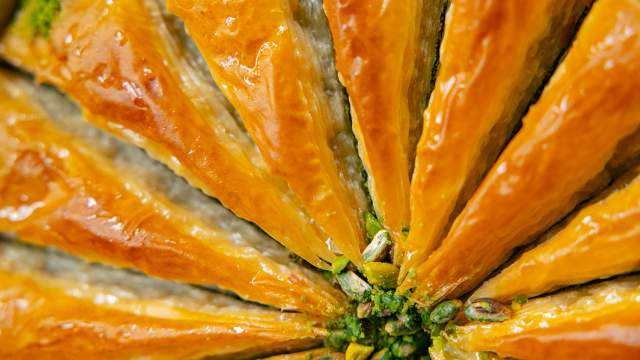 Хавуч с фисташкой в форме треугольника