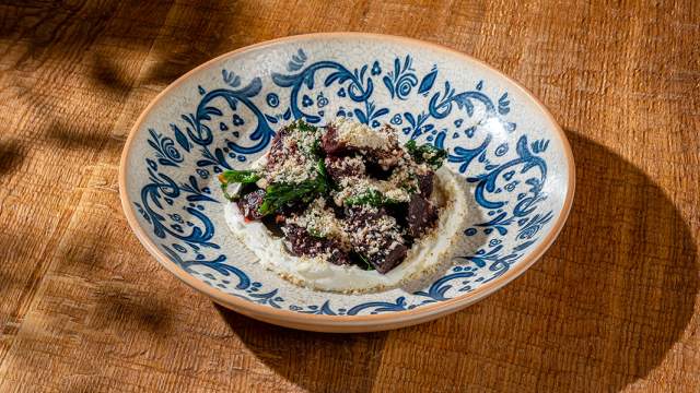 Печеная свекла с козьим сыром и заправкой из фиников и мяты