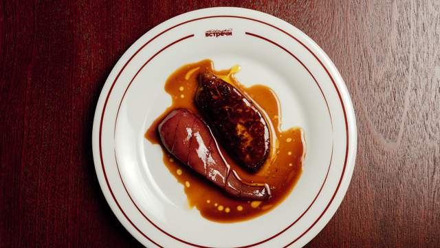 Стейк фуа-гра с пряной грушей  