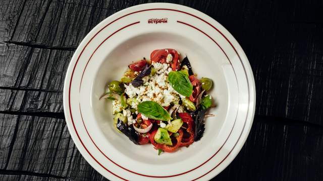 Овощной салат с солёной брынзой