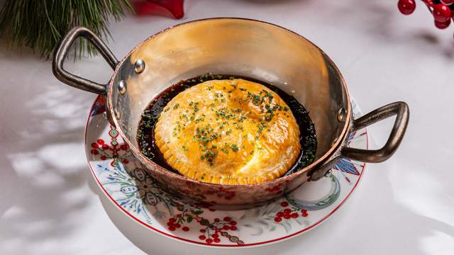 Слоеный пирог с уткой, фуа-гра и луковым консоме