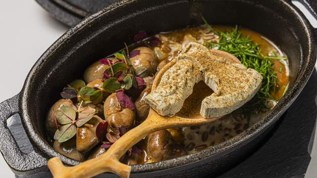 Почки кролика с полбяной кашей'