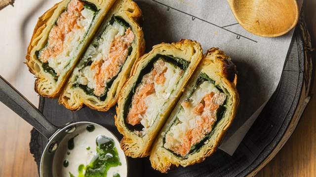 Пирожки с двумя видами рыбы, сметаной и эстрагоном