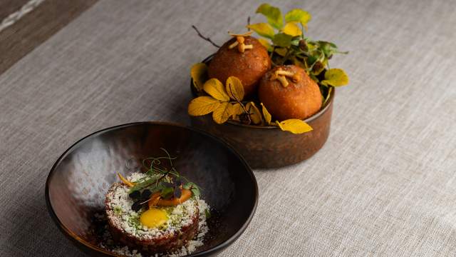 Тартар из молодого калужского бычка  с маринованными груздями тульских лесов и копчёной уткой