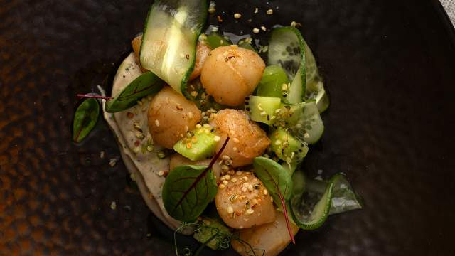 Магаданский гребешок с муссом из ставропольских баклажанов и мочеными холынскими огурцами