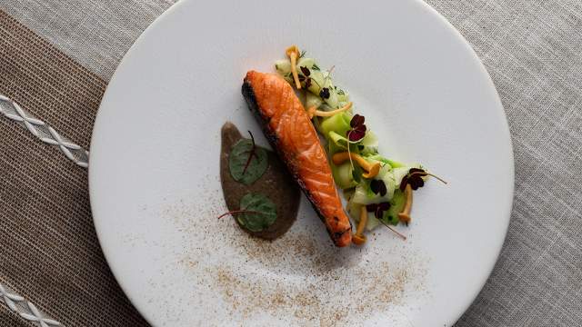 Дикий мурманский лосось с печеным фенхелем и капучино из грибов и крымских водорослей