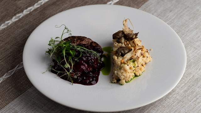 Бифштекс из сибирской оленины с копчёной вишней и перлотто