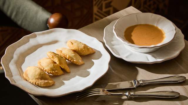 Чебуреки с тигровыми креветками в соусе биск