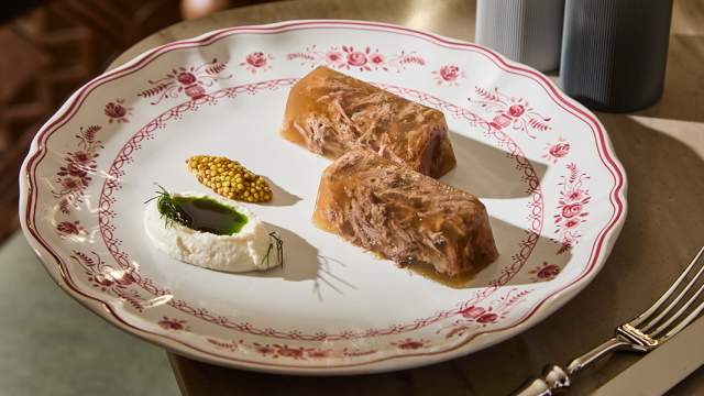 Холодец из бычьих хвостов со сливочным хреном