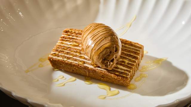 Медовый торт с мороженым из квасного сусла