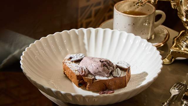 Мамин кекс с мороженым из хмельного изюма