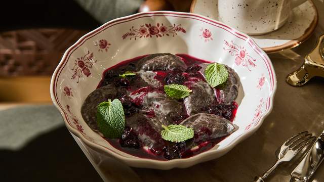 Вареники из черёмуховой муки с щавелем и творогом