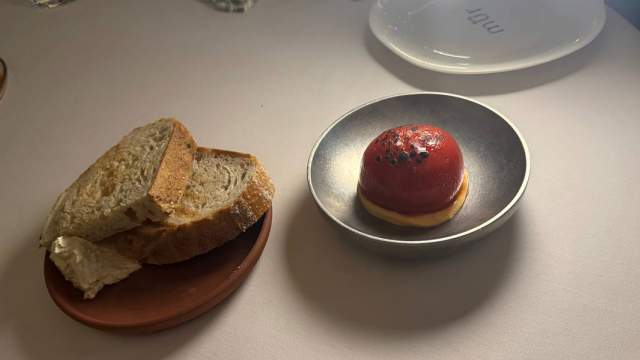 Тартар из тунца с томатом и кремом из перцев шичими