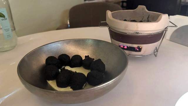 Пышки из черного лука с кремом с черной икрой