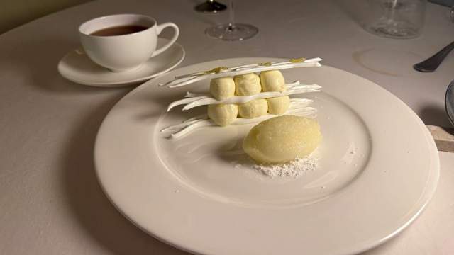 Павлова с сорбетом из лемонграса и юдзу