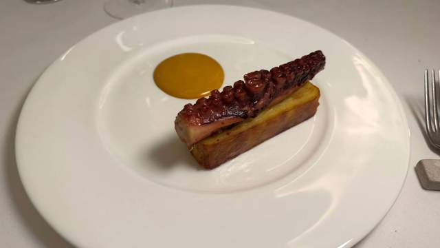 Осьминог с картофельным гратеном и соусом ромеско