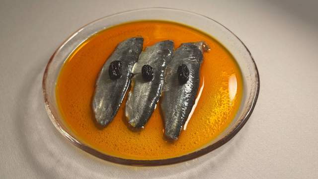 Маринованные сардины с пряным изюмом