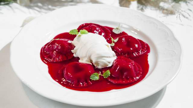 Вишневые вареники со сметаной