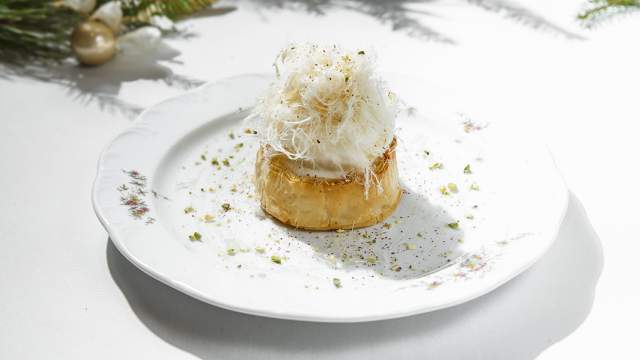 Пирог с заварным кремом, воздушной халвой и лимонным мороженым