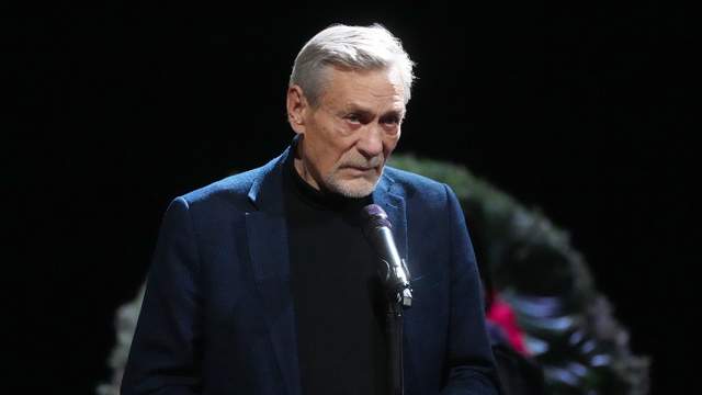 Актер Александр Михайлов на церемонии прощания с народной артисткой РФ Верой Алентовой