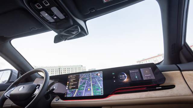 Вариантов отделки интерьера два, в светлом используется мягкая замша, потолок во всех случаях черный